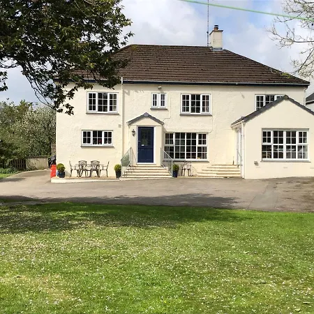 Lynwood House Bed & Breakfast 4*