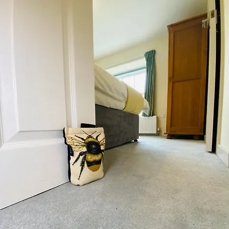 Lynwood House Bed & Breakfast 4*