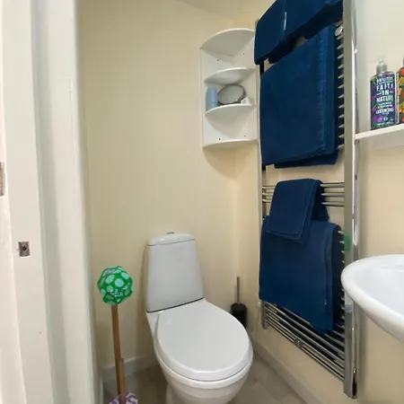 Lynwood House Bed & Breakfast 4*
