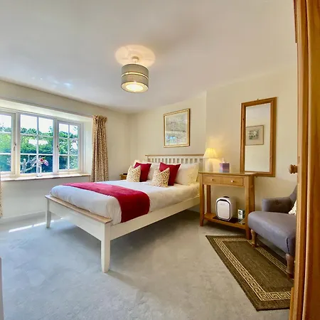 Lynwood House Bed & Breakfast