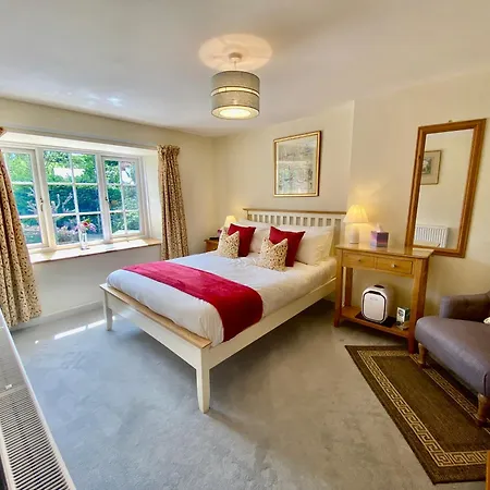Lynwood House Bed & Breakfast 4*