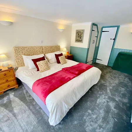 Lynwood House Bed & Breakfast 4*